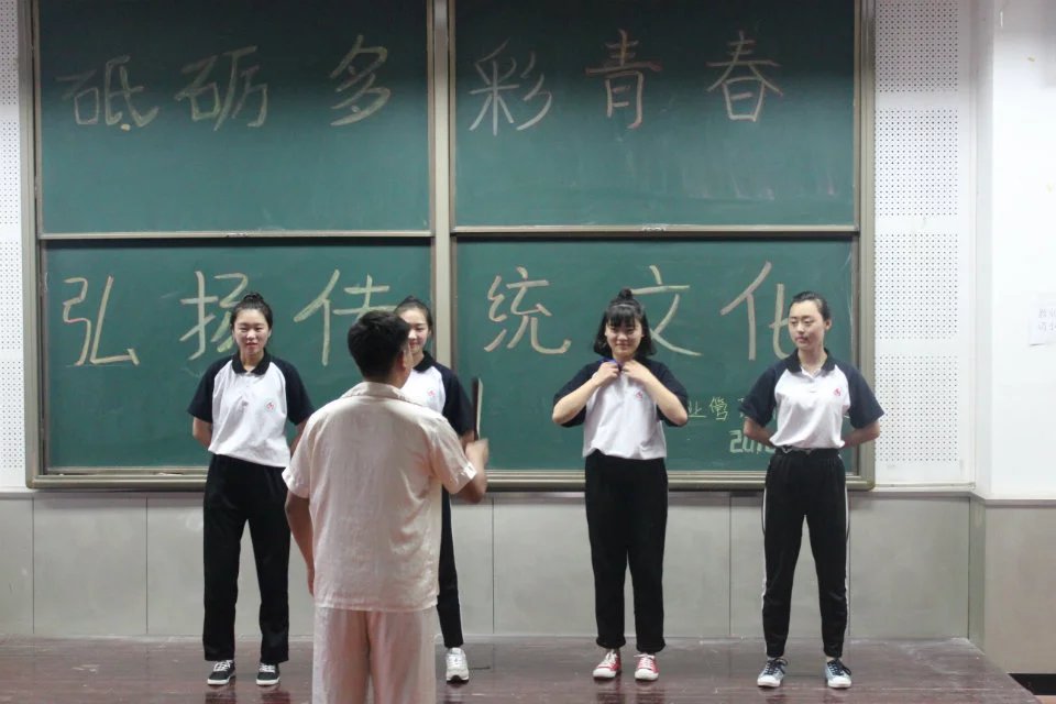 中专部选手进行表演 中专部选手进行表演