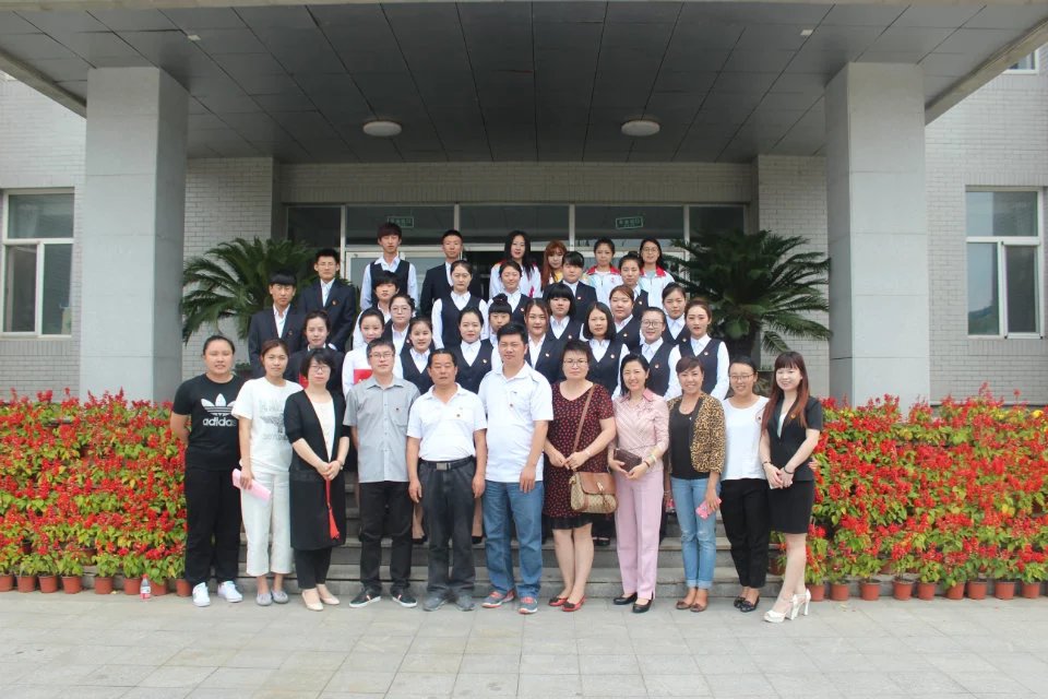 11领导、嘉宾与受表彰的同学合影留念 11领导、嘉宾与受表彰的同学合影留念