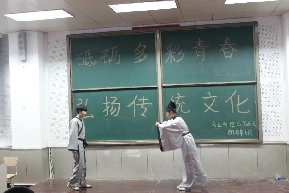 酒店管理学院选手进行表演 酒店管理学院选手进行表演